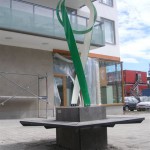 sittbänk i betong med konstverk