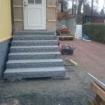 Trappa med hela vagnstycken av betong. Granitsteg typ Padang Dark