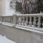balustrad och hus i snö