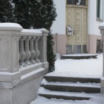 balustrad och hus i snön