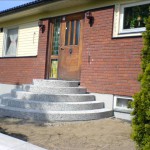stentrappa framför hus