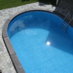 stenlagd uteplats med pool