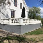 Vit balustrad i solsken