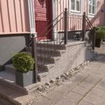 Dubbeltrappa, lätt frilagd med 0-4 stenmjöl, vit marmor och svart diabas