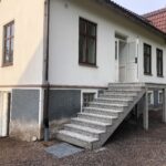 Vit svart Längs med hus. Plan på pelare
